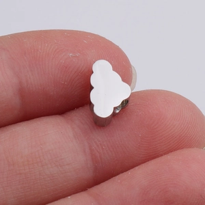 Close-up van een kleine zilveren wolkhanger van 6x10 mm voor doe-het-zelf sieraden