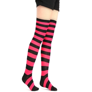 Détail de chaussettes hautes rayées rose et noir avec une texture tricotée