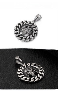 Détail du pendentif rond Arbre de Vie avec bordure de chaîne gourmette en acier poli