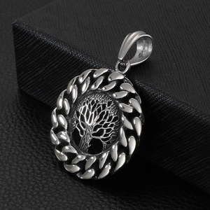 Pendentif Arbre de Vie en acier titane argenté avec bordure de chaîne sur cuir noir