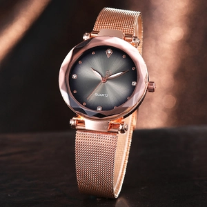 Detail der roségoldenen Mesh-Armbanduhr mit Verlaufszifferblatt und Kristall-Indizes