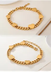 Dettaglio del bracciale con ciondoli a cuore in acciaio dorato con chiusura a moschettone