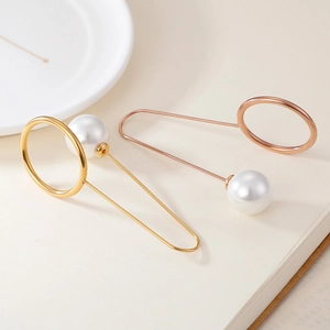 Set of 2 elegant U-shaped pearl brooches in gold and rose gold for shawls and scarves