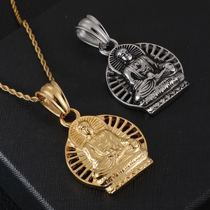 Pendentifs Bouddha rétro en acier inoxydable doré et argenté sur fond noir texturé