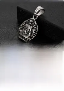 Détails du pendentif Bouddha vintage avec relief et chaîne de type corde classique