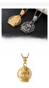 Vue détaillée du pendentif Bouddha vintage en acier inoxydable doré et argenté