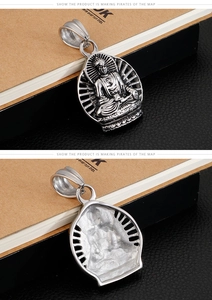 Vue détaillée de l'avant et de l'arrière d'un pendentif Bouddha en acier inoxydable avec swastika