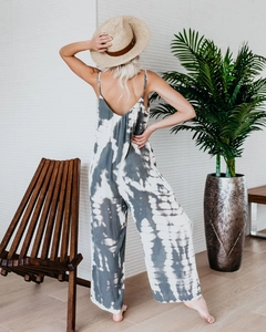 Détail d'une combinaison tie-dye grise avec dos nu et pantalon large fluide et chic