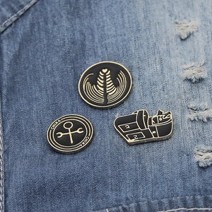 Lot de pin's émaillés style café rétro avec bordure dorée sur tissu en jean bleu