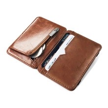 Dettaglio del mini portafoglio in pelle PU marrone con scomparti per carte e tasca zip