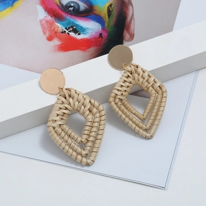 Boucles d'oreilles bohèmes en rotin fait main avec losange géométrique et clous dorés