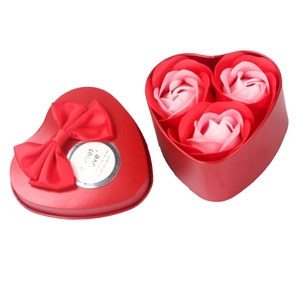 Herz-Geschenkbox aus Metall mit drei rosa Seifenrosen und einer roten Textilschleife