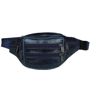 Dettaglio del marsupio in pelle blu scuro con scomparti con cerniera e fibbia di sicurezza