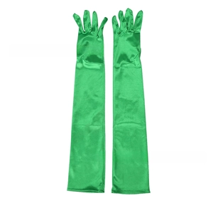 Dettaglio dei guanti da sera lunghi in raso verde smeraldo con trama lucida