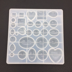 Makro-Detail der Silikonform mit mehreren Formen für DIY-Schmuckanhänger und Ohrringe