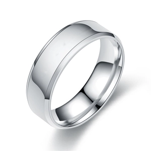 Primer plano detallado de la superficie pulida de este anillo de acero inoxidable de 6mm