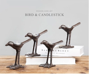 Vue détaillée des bougeoirs oiseaux en fonte marron au style vintage et rustique chic