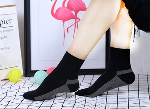 Gros plan de chaussettes noires en fibre antibactérienne avec talon rayé gris élégant