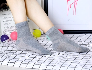 Détail de chaussettes grises antibactériennes montrant la coupe et la texture tricotée