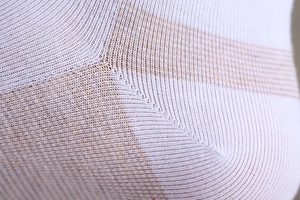 Détail macro de chaussettes antimicrobiennes haute densité avec rayure brune