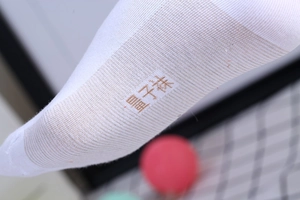 Gros plan de chaussettes blanches antibactériennes avec logo et texture dense