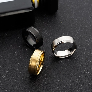 Detail von 8mm matten abgeschrägten Ringen in Schwarz, Gold und Silber aus Edelstahl