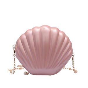 Borsa a tracolla rosa perlata a forma di conchiglia con catena d'oro e perla
