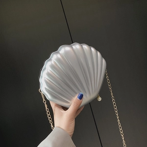 Elegante borsa a tracolla a forma di conchiglia argento con perla e catena dorata