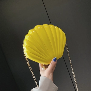 Borsa a tracolla gialla brillante a forma di conchiglia con catena dorata e perla decorativa