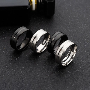 Détail de bagues 8mm en acier inoxydable mat et poli avec rainure centrale pour homme