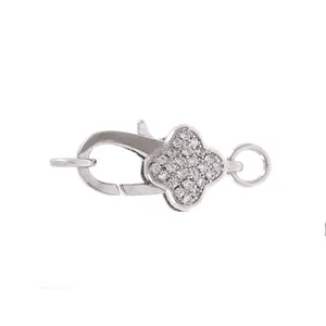 Chiusura a moschettone argentata con zirconi micro-pavé e design a quadrifoglio per gioielli