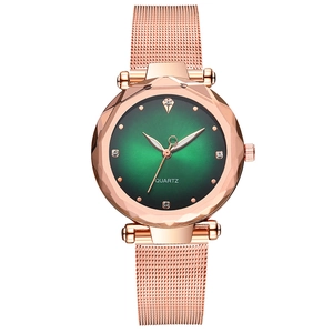 Detail der roségoldenen Mesh-Uhr mit grünem Sonnenstrahl-Zifferblatt und Glasgehäuse