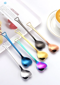 Dettaglio di sei cucchiaini da caffè creativi in acciaio inossidabile a forma di cuore colorati