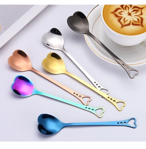 Cucchiai da caffè creativi a forma di cuore in acciaio inox in vari colori metallici su tavolo