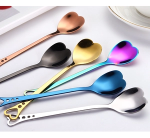 Set di sei cucchiai colorati in acciaio inox a forma di cuore per dessert e caffè
