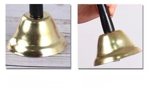 Detail van de gouden metalen bel en de stevige houten handgreep voor deze handbel
