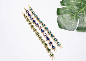 Détails des bracelets en cristal goutte d'eau en bleu et vert avec monture dorée