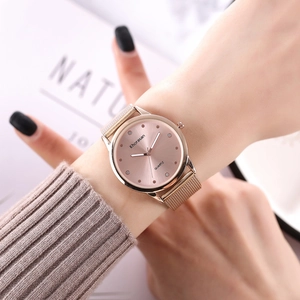 Vue détaillée d'une montre en maille or rose avec cadran rose et index scintillants