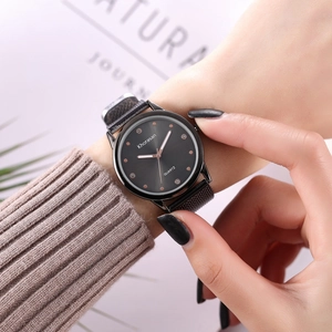 Élégante montre à quartz noire avec bracelet en maille et détails or rose au poignet