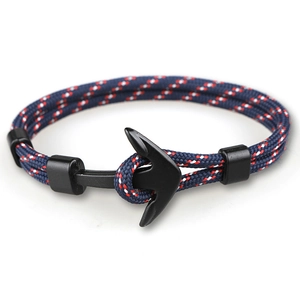 Détail du bracelet nautique en corde tressée avec fermoir ancre en métal noir mat
