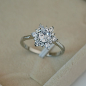 Vue macro de la bague flocon de neige en argent avec zircons dans un écrin en velours