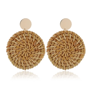 Détails de boucles d'oreilles en rotin tressé à la main avec clous en métal doré
