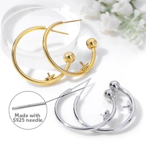Detail of C-shaped round hoop earrings with S925 sterling silver needles in gold and silver