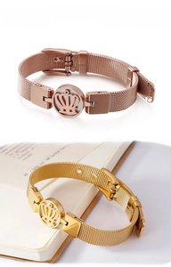 Vue détaillée du bracelet en maille couronne en or rose et or avec incrustation en nacre
