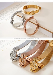 Détail de bracelets couronne en maille tricolore en or, argent et or rose