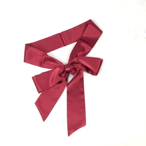 Large ceinture en satin bordeaux pour femme avec élégant nœud pré-noué