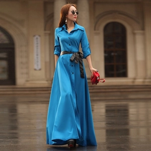 Robe chemise bleue à manches longues avec ceinture ruban noire sur mannequin extérieur