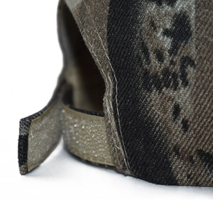 Makro-Detail des verstellbaren Klettverschlusses an der Camouflage-Baseballkappe