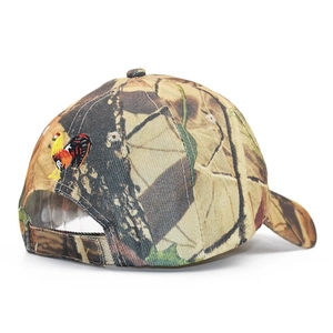Detaillierte Rückansicht einer Camouflage-Baseballkappe mit bunter Hahn-Stickerei