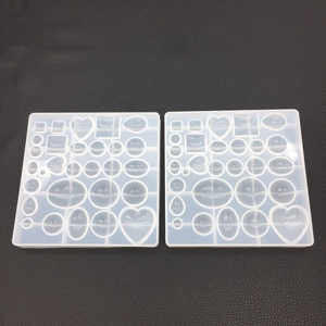 Detailansicht quadratischer Silikonform mit diversen Formen für DIY Harz Schmuckguss